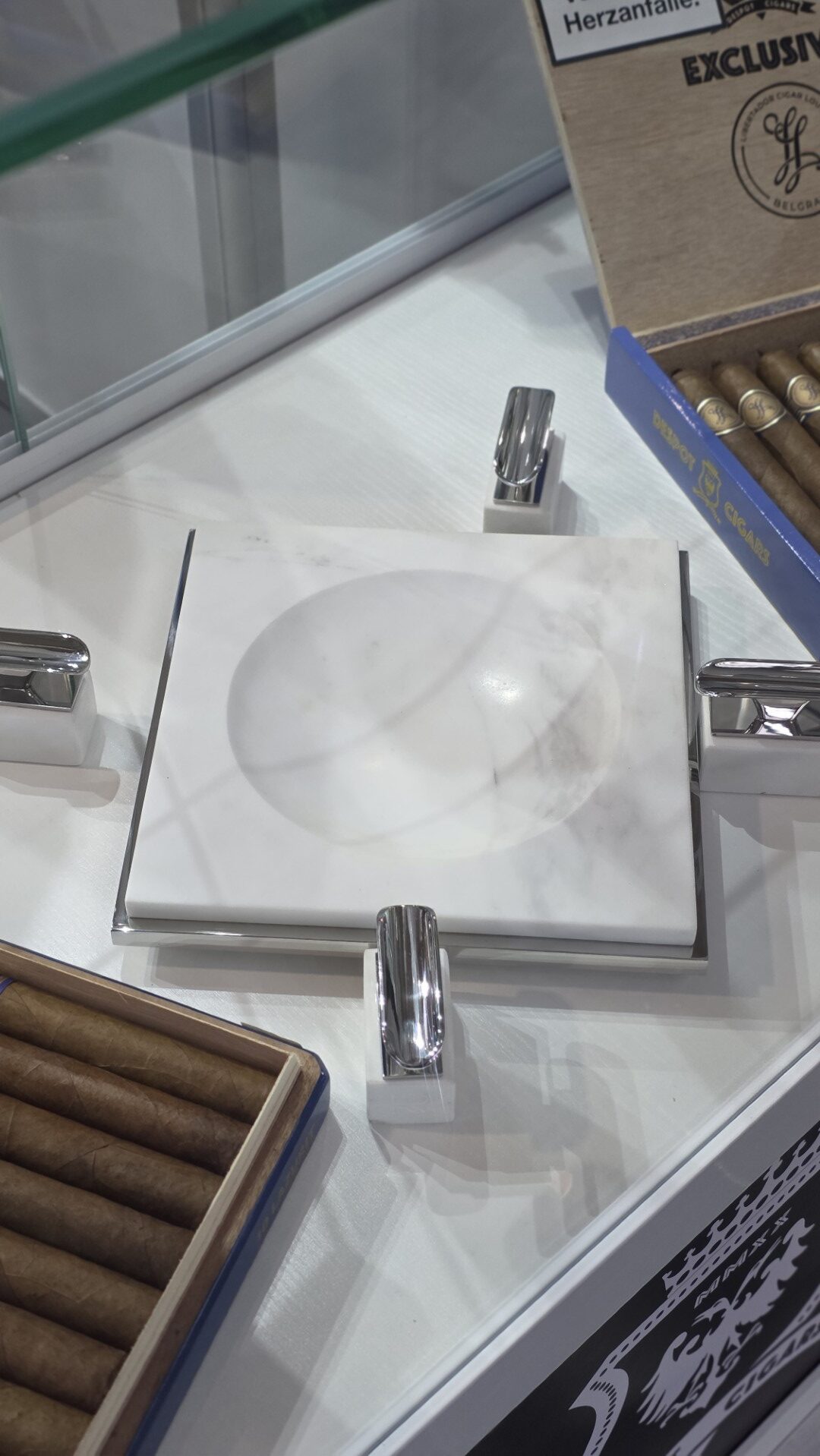 WHITE CLUB 4 X4 WITH 4 CIGAR HOLDERS